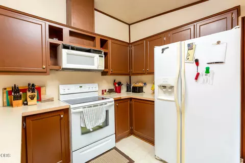 Kitchen - 59865 Cheyenne Rd, Bend, OR 97702 photo 2 of 3