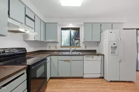 Kitchen - 19092 Shoshone Rd, Bend, OR 97702 photo 1 of 3