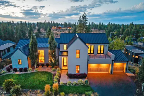 61901 Hosmer Lake Dr, Bend, OR 97702