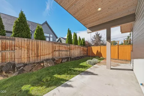 Exterior - 63108 NE Iner Loop, Bend, OR 97701 photo 6 of 8
