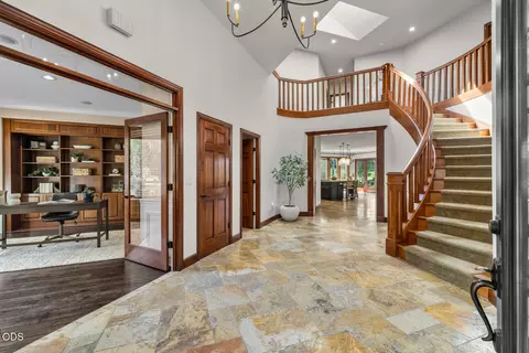 Entry Way - 19275 Green Lakes Loop, Bend, OR 97702 photo 2 of 4