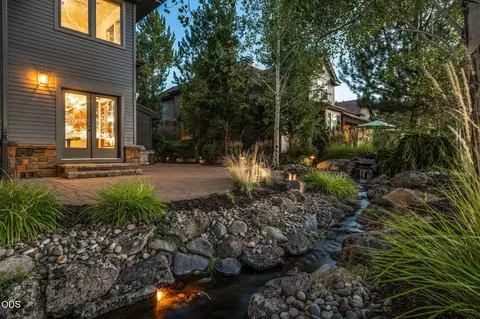 Exterior - 19275 Green Lakes Loop, Bend, OR 97702 photo 7 of 11