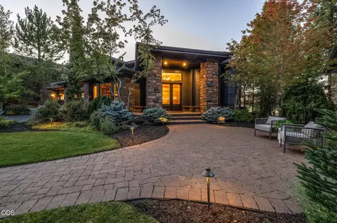 Exterior - 19275 Green Lakes Loop, Bend, OR 97702 photo 2 of 11