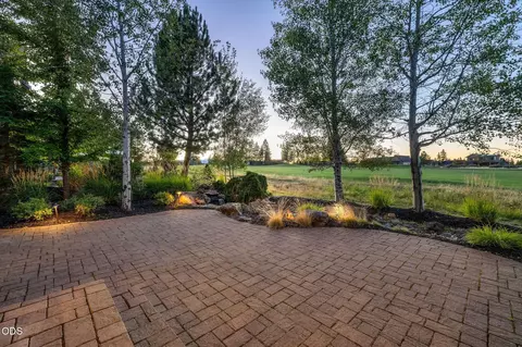 Exterior - 19275 Green Lakes Loop, Bend, OR 97702 photo 6 of 11