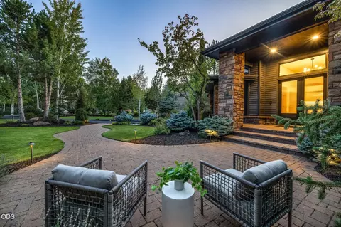 Exterior - 19275 Green Lakes Loop, Bend, OR 97702 photo 3 of 11
