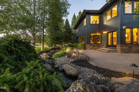 Exterior - 19275 Green Lakes Loop, Bend, OR 97702 photo 5 of 11