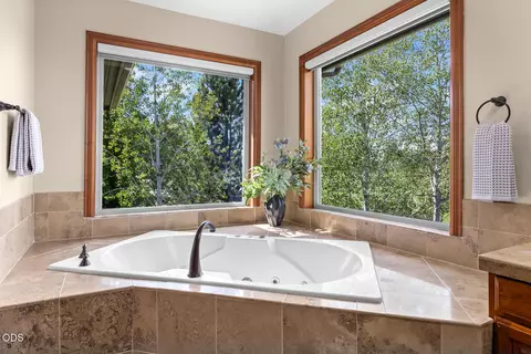 Bath - 19275 Green Lakes Loop, Bend, OR 97702 photo 2 of 8
