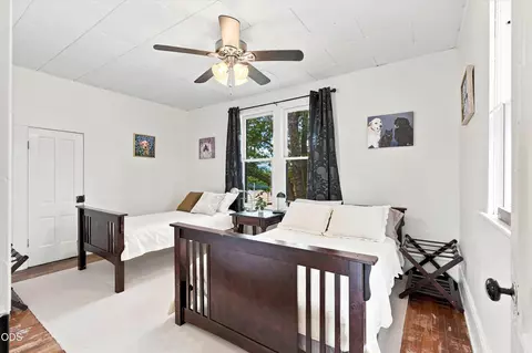 Bedroom - 1098 Nick Young Rd, Eagle Point, OR 97524 photo 6 of 9