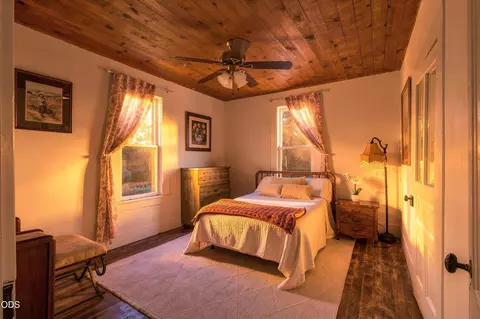 Bedroom - 1098 Nick Young Rd, Eagle Point, OR 97524 photo 1 of 9