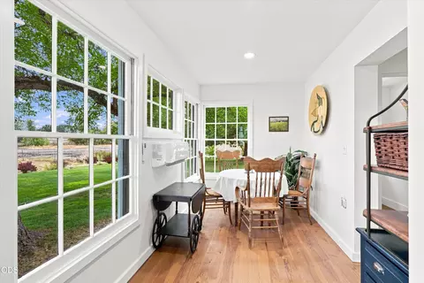 Dining - 1098 Nick Young Rd, Eagle Point, OR 97524 photo 2 of 3