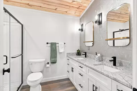 Bath - 1098 Nick Young Rd, Eagle Point, OR 97524 photo 3 of 5