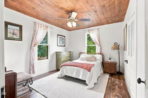 Bedroom - 1098 Nick Young Rd, Eagle Point, OR 97524 photo 4 of 9