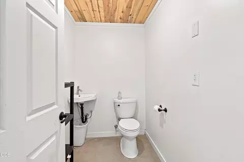 Bath - 1098 Nick Young Rd, Eagle Point, OR 97524 photo 4 of 5