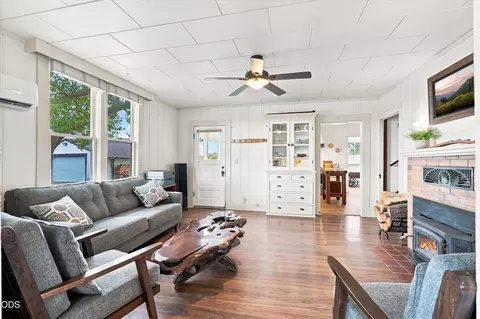 Living - 1098 Nick Young Rd, Eagle Point, OR 97524 photo 5 of 7