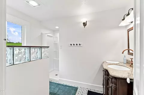 Bath - 1098 Nick Young Rd, Eagle Point, OR 97524 photo 1 of 5