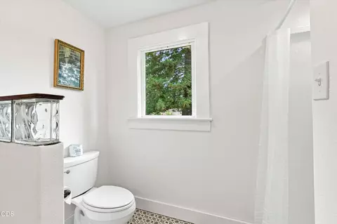 Bath - 1098 Nick Young Rd, Eagle Point, OR 97524 photo 2 of 5