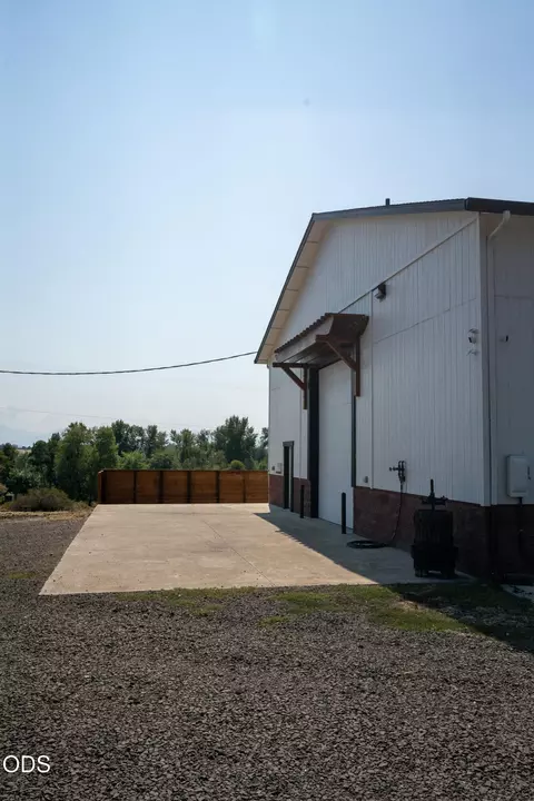 Exterior - 1098 Nick Young Rd, Eagle Point, OR 97524 photo 5 of 6
