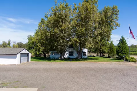 Exterior - 1098 Nick Young Rd, Eagle Point, OR 97524 photo 2 of 6