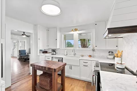 Kitchen - 1098 Nick Young Rd, Eagle Point, OR 97524 photo 2 of 3