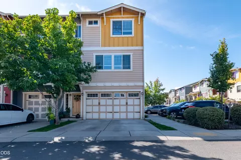 811 Overcup St, Medford, OR 97501