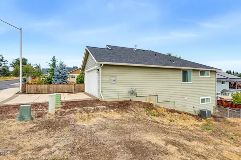 Exterior - 417 Echo Way, Eagle Point, OR 97524 photo 6 of 15