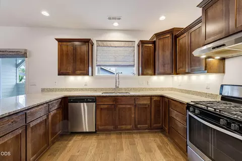 Kitchen - 417 Echo Way, Eagle Point, OR 97524 photo 2 of 5