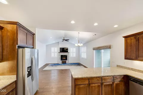 Living - 417 Echo Way, Eagle Point, OR 97524 photo 3 of 5