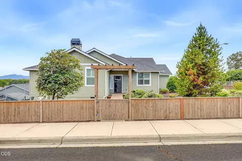 Exterior - 417 Echo Way, Eagle Point, OR 97524 photo 3 of 15
