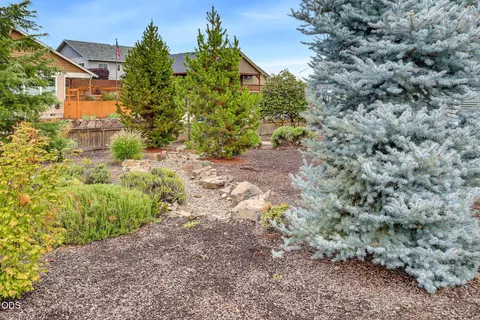 Exterior - 417 Echo Way, Eagle Point, OR 97524 photo 7 of 15