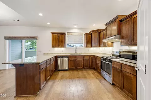 Kitchen - 417 Echo Way, Eagle Point, OR 97524 photo 4 of 5