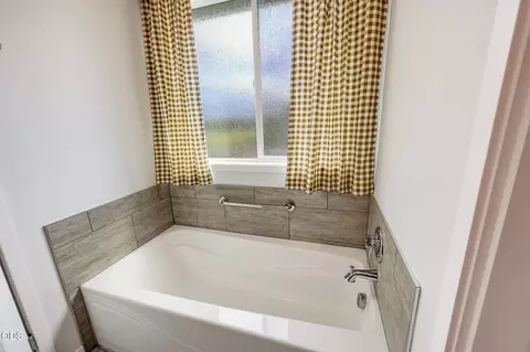 Bath - 417 Echo Way, Eagle Point, OR 97524 photo 3 of 5