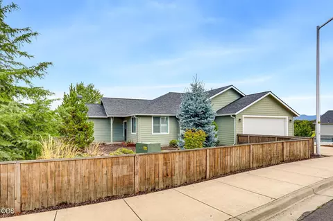 Exterior - 417 Echo Way, Eagle Point, OR 97524 photo 4 of 15