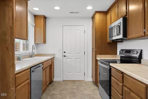 Kitchen - 129 Cottonwood Dr, Eagle Point, OR 97524 photo 1 of 3