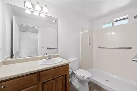 Bath - 129 Cottonwood Dr, Eagle Point, OR 97524 photo 2 of 2