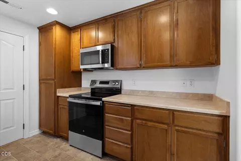 Kitchen - 129 Cottonwood Dr, Eagle Point, OR 97524 photo 3 of 3