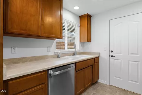 Kitchen - 129 Cottonwood Dr, Eagle Point, OR 97524 photo 2 of 3