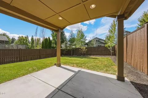 Exterior - 19622 Harvard Pl, Bend, OR 97702 photo 7 of 11