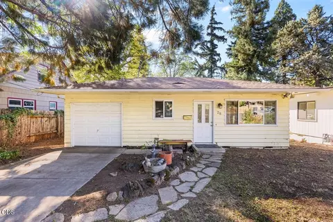 28 Eastwood Dr, Medford, OR 97504