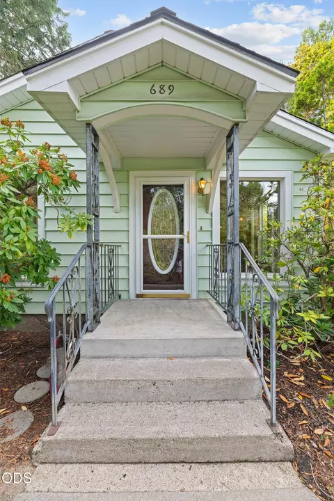 689 Beach St, Ashland, OR 97520
