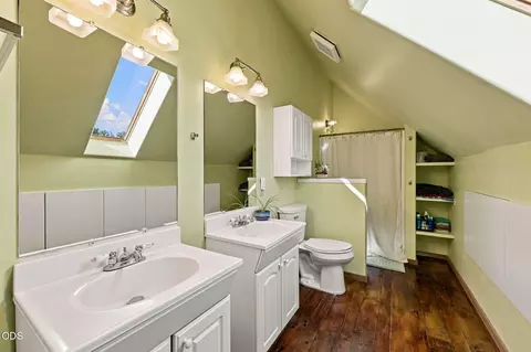 Bath - 21042 Robin Ave, Bend, OR 97703 photo 6 of 6