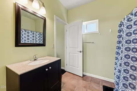 Bath - 21042 Robin Ave, Bend, OR 97703 photo 5 of 6