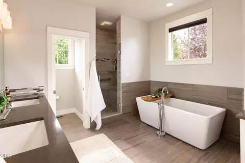 Bath - 19301 Alianna Loop, Bend, OR 97702 photo 3 of 6
