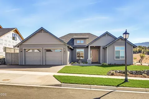 449 Autumn Hills Dr, Medford, OR 97504