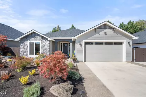2833 Caldera Ln, Medford, OR 97504