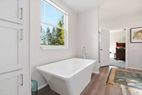 Bath - 52465 Ammon Rd, La Pine, OR 97739 photo 2 of 6