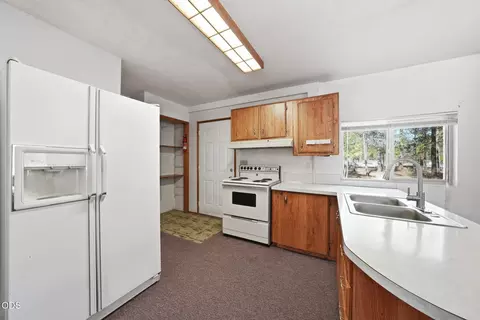 Kitchen - 52465 Ammon Rd, La Pine, OR 97739 photo 6 of 6