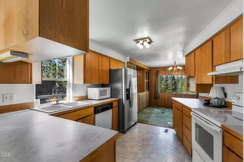 Kitchen - 60623 River Bend Dr, Bend, OR 97702 photo 1 of 1