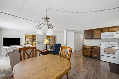 Dining - 16046 Davis Ave, La Pine, OR 97739 photo 1 of 2