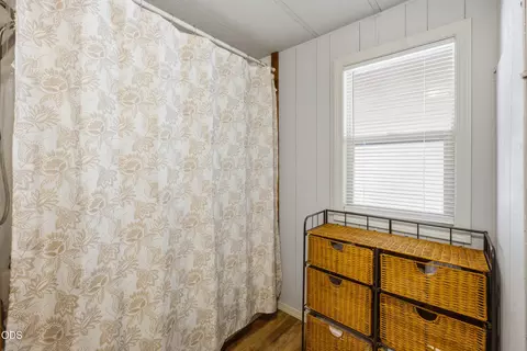 Bath - 16046 Davis Ave, La Pine, OR 97739 photo 3 of 3