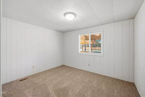 Bedroom - 16046 Davis Ave, La Pine, OR 97739 photo 1 of 4